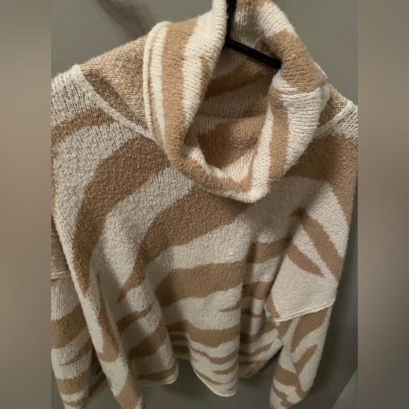 Fuzzy soft zebra printed turtle neck - Picture 2 of 4